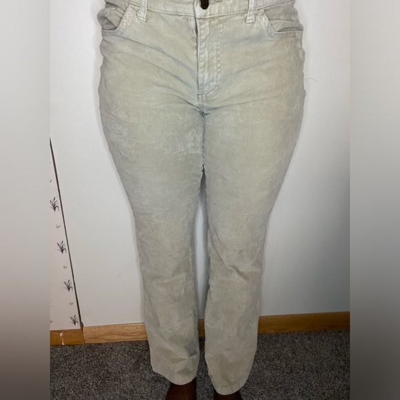 Women’s size 6 boot cut corduroy pants. The color is tan. - Picture 4 of 5